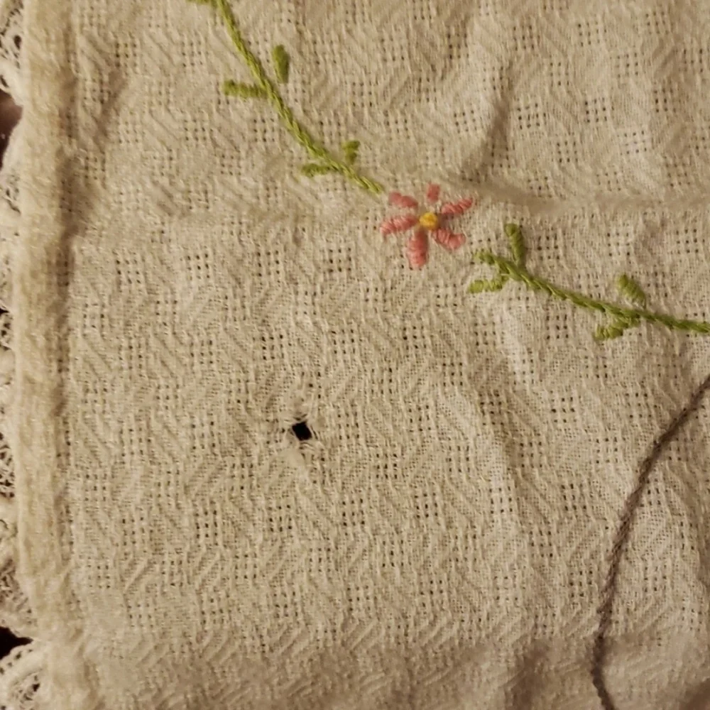 VINTAGE Hand Embroidered Table Runner Dresser Runner Oval 35